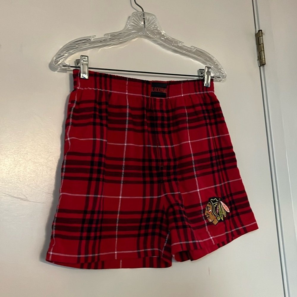 Chicago Blackhawks shorts Men’s small embroidered logo red black white plaid
